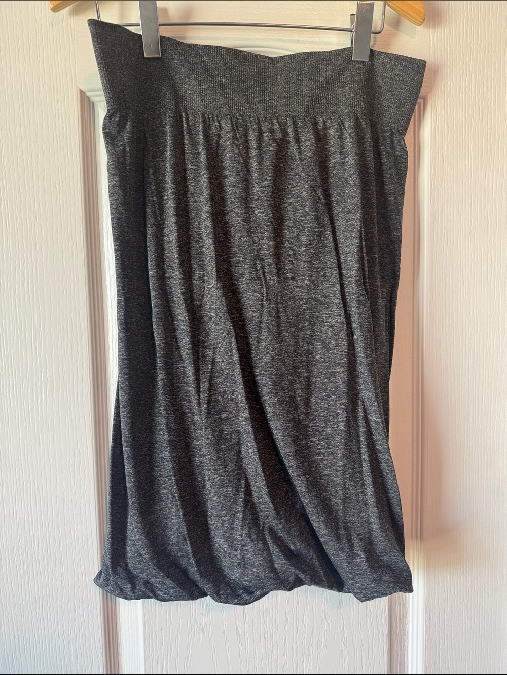 NWOT Lululemon Women's Charcoal Gray Skirt with Bubble Style Hem